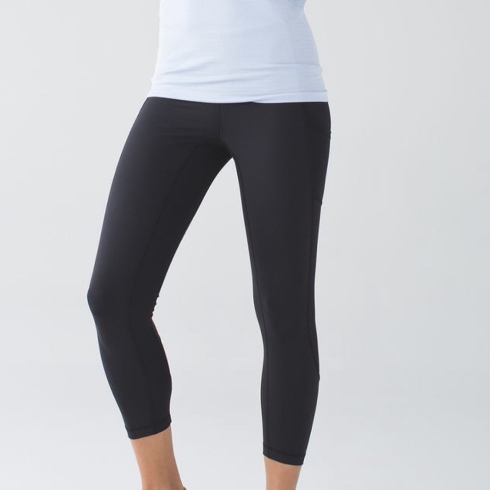 Lululemon Seek The Heat Crop. Black. Size 4.